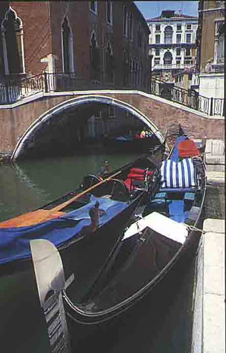 20060328103705-gondolas-en-reposo-copia-2-.jpg