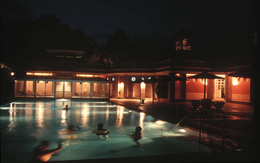 20061024104202-piscina-noche-1-copia.jpg